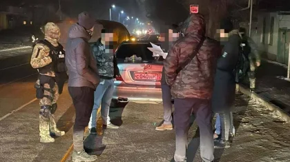 Вооруженных обрезом серийных грабителей задержали в Алматы