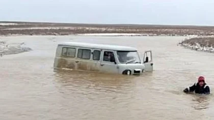 Потоки воды разрушили сельскую дорогу в Актюбинской области