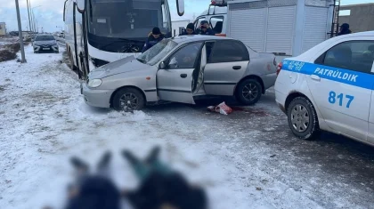 Автомобиль столкнулся с автобусом: смертельное ДТП попало на видео в Мангистау