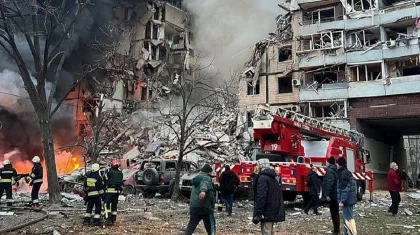 30 человек погибли после попадания ракеты в жилой дом в Украине
