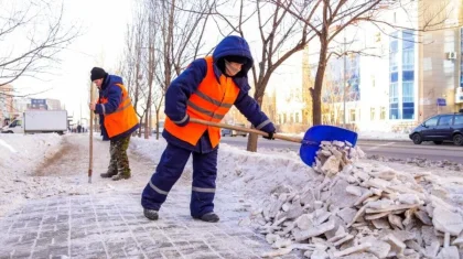 От наледи очищают тротуары и дороги в Астане