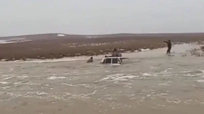 Страшные кадры: поток уносит авто с людьми в Туркестанской области