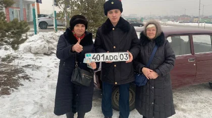 83-летняя бабушка из Кокшетау получила казахстанский номер на свой автомобиль