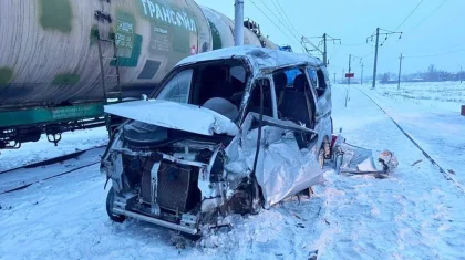 Поезд протаранил автомобиль с людьми в Акмолинской области: фото с места трагедии