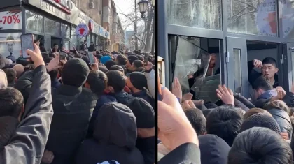 «Разорвут»: мужчины устроили давку из-за распродажи одежды в Шымкенте