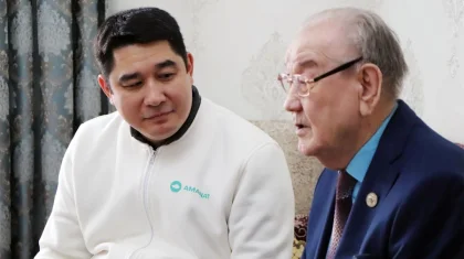 Кандидат в депутаты навестил ветерана сферы здравоохранения в Актюбинской области
