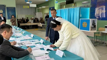 Жених привел невесту на избирательный участок в Жезказгане