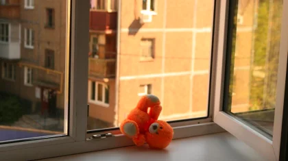 Девочка выпала из окна пятого этажа в Павлодарской области