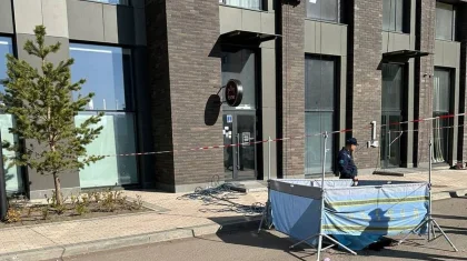 Мойщик окон сорвался с 9 этажа и разбился насмерть в Астане