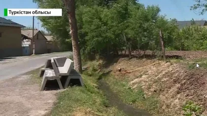Нечистоты из школьного туалета сливали в арык, из которого люди берут воду в Туркестанской области