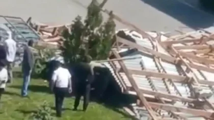 Сорванная ураганом крыша упала на женщину в Жамбылской области