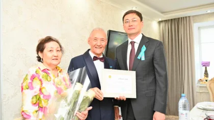 Аким города Актобе поздравил ветерана труда с Днем защитника Отечества