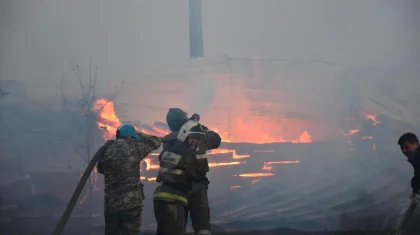 Девять домов уничтожил пожар в Петропавловске, десятки человек эвакуировали