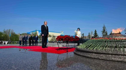 Токаев возложил цветы к монументу «Отан Ана»