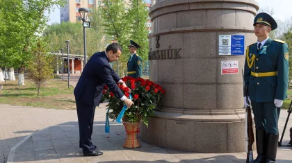 Алихан Смаилов возложил цветы к памятнику Маншук Маметовой