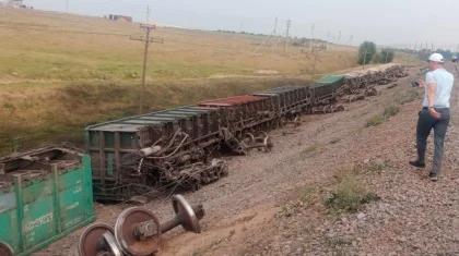 18 вагонов грузового поезда сошли с рельсов в Шымкенте