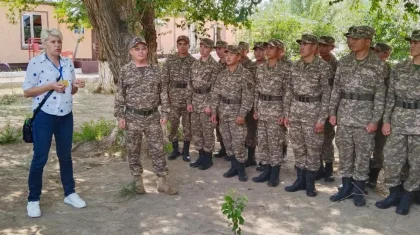 «Здоровый вид, довольны службой»: общественница неожиданно посетила воинскую часть в Жаркенте