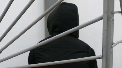 Мужчину, снявшего штаны перед детьми у школы, задержали в ЗКО