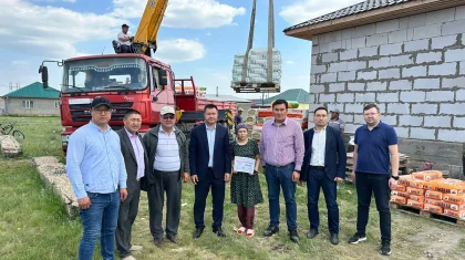 Многодетной матери, оставшейся без жилья, помог депутат от AMANAT