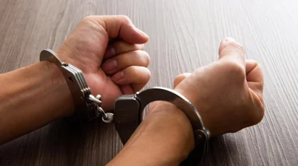 «Оборотни в погонах»: замначальника карагандинской полиции задержали за взятку