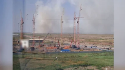 Сухостой горит в Астане: пожарные ведут борьбу с огнем