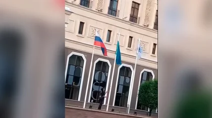 Подняв приспущенный флаг Казахстана, астанчанин восхитил Казнет. Видео