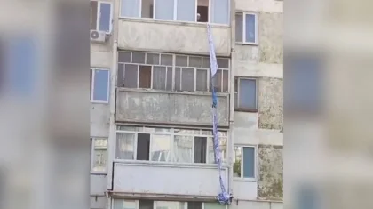 Пенсионерка пыталась спуститься по связанным простыням через балкон