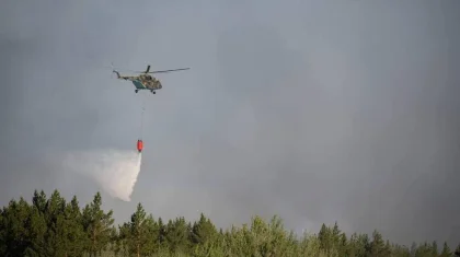 Крупный пожар тушат с помощью вертолета в Боровом