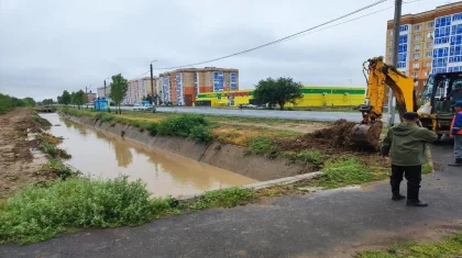 Ливневые  дожди затопили дворы частных домов в Уральске