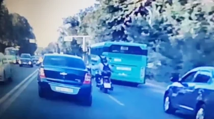 Автобус переехал мотоциклиста: жуткое ДТП попало на видео в Алматы