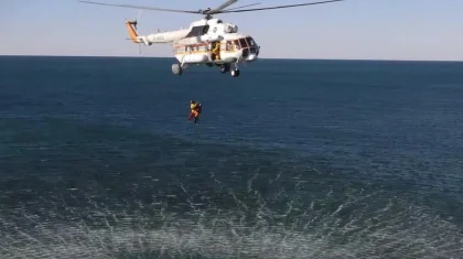 Девушек унесло на матрасе в Каспийское море: к поискам подключили вертолет