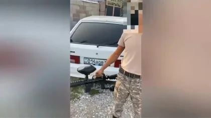 Мужчину с автоматом сняли на видео в Туркестанской области