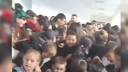 «Детей жалко»: на видео попала жуткая давка в казахстанской школе