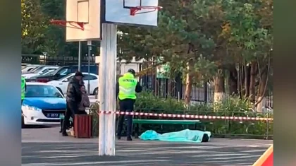 Жуткие кадры: женщину нашли мертвой на детской площадке в Астане
