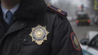 Вонзил ножницы в сердце: тело полицейского нашли в Алматинской области