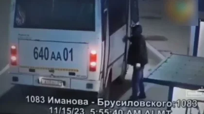 Мужчина разбил лобовое стекло автобуса в Астане. Видео