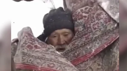 Замерзающего на улице дедушку сняли на видео в Костанае