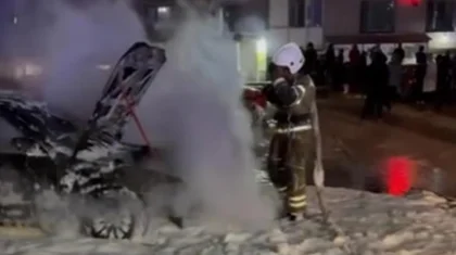Астанчанин едва не сгорел в собственном авто. Очевидцы выложили видео в Сеть