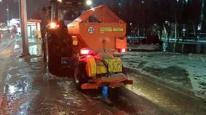 Дороги и тротуары посыпают песко-соляной смесью в Астане