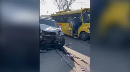 ДТП с участием школьного автобуса сняли на видео в Алматы