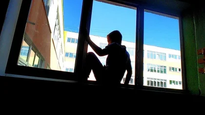 11-летний мальчик выпал из окна многоэтажки в Уральске