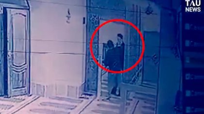 Нападение на священнослужителя в столичной мечети попало на видео