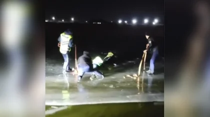 Спасение женщины из ледяной воды попало на видео в Атырауской области