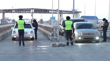 Водитель прорвал блокпост и выехал на закрытую трассу в Абайской области. Видео