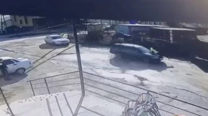 Мужчина сбил полицейского после отказа предоставить документы. Видео