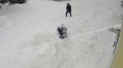 Снег с крыши многоэтажки рухнул на пенсионерку в ВКО. Видео