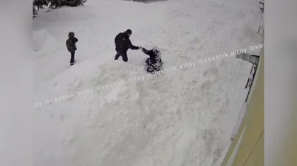 Пенсионерку завалило снегом в Алтае