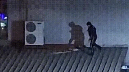 Полицейский через крышу пробрался на закрытую вечеринку в Алматы