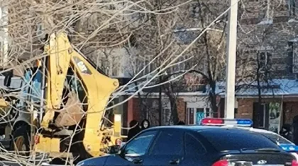 Женщина с детьми попала под трактор в Уральске