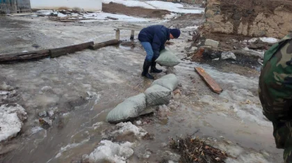 Талые воды топят атырауские улицы